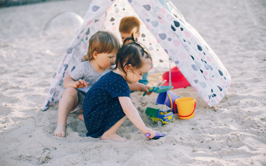 Gemeinsames Picknick am Strand